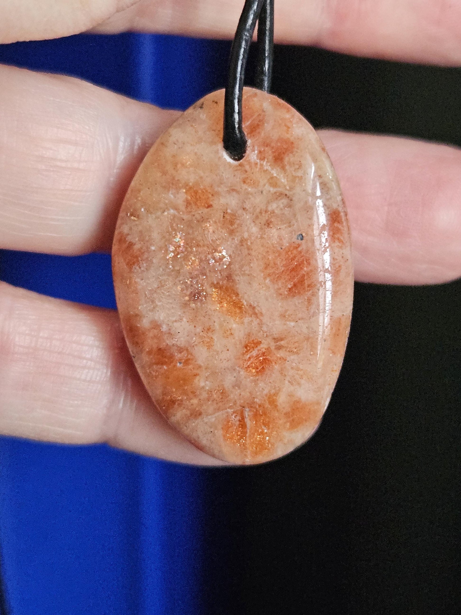 Sonnenstein Anhänger, 37 x 23 x 7 mm, gebohrt, an verstellbarem Lederband