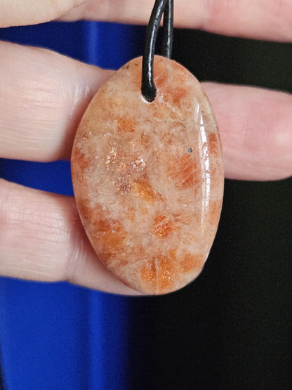 Sonnenstein Anhänger, 37 x 23 x 7 mm, gebohrt, an verstellbarem Lederband