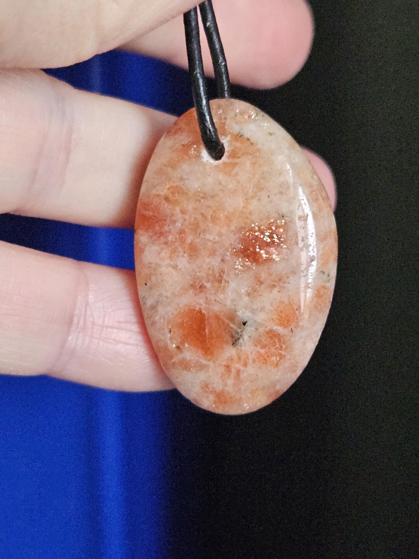 Sonnenstein Anhänger, 37 x 23 x 7 mm, gebohrt, an verstellbarem Lederband