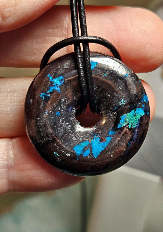 Chrysokoll in Hämatit Donut Anhänger, 30 x 6 mm, an verstellbarem Lederband