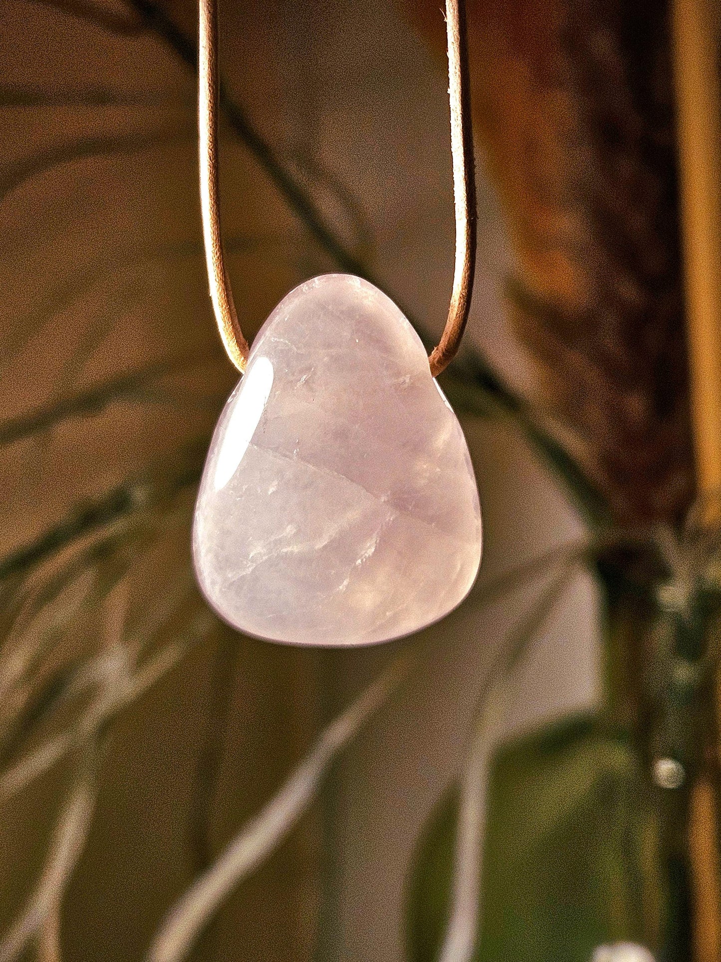 Rosenquarz Anhänger, 33 x 25 x 11 mm, gebohrt, an verstellbarem Lederband