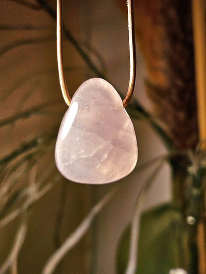 Rosenquarz Anhänger, 33 x 25 x 11 mm, gebohrt, an verstellbarem Lederband