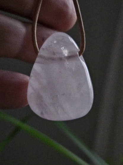 Rosenquarz Anhänger, 33 x 25 x 11 mm, gebohrt, an verstellbarem Lederband