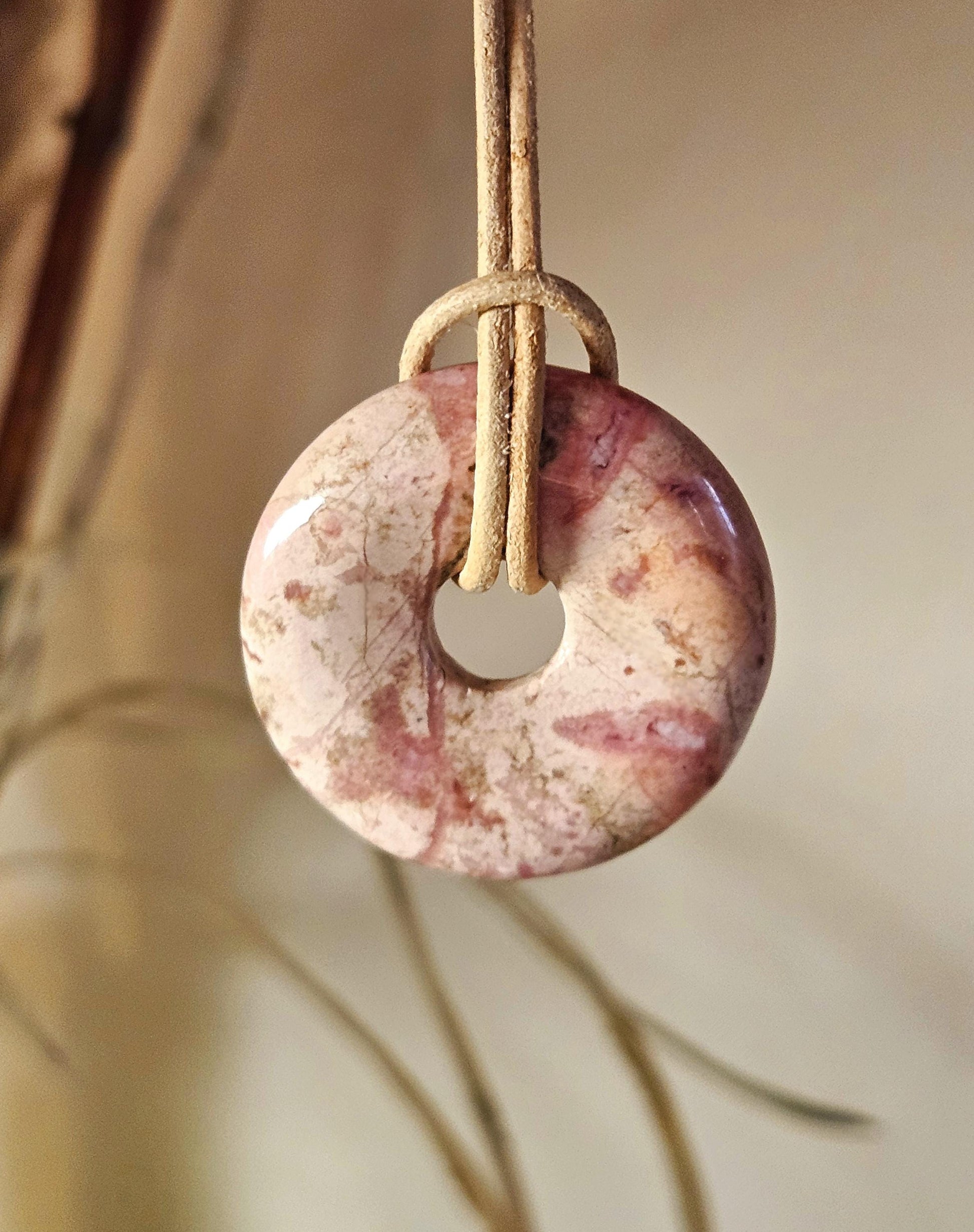 Rhodochrosit Donut Anhänger, 30 x 6 mm, an verstellbarem Lederband