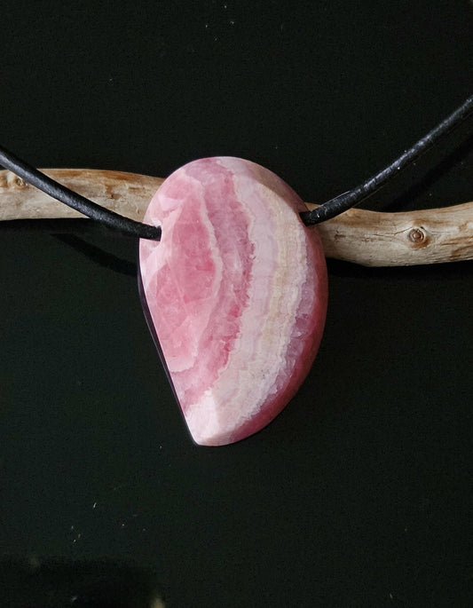 Hübscher Rhodochrosit Anhänger, 33 x 22 x 8 mm, gebohrt, an verstellbarem Lederband, Unikat Rhodochrosite