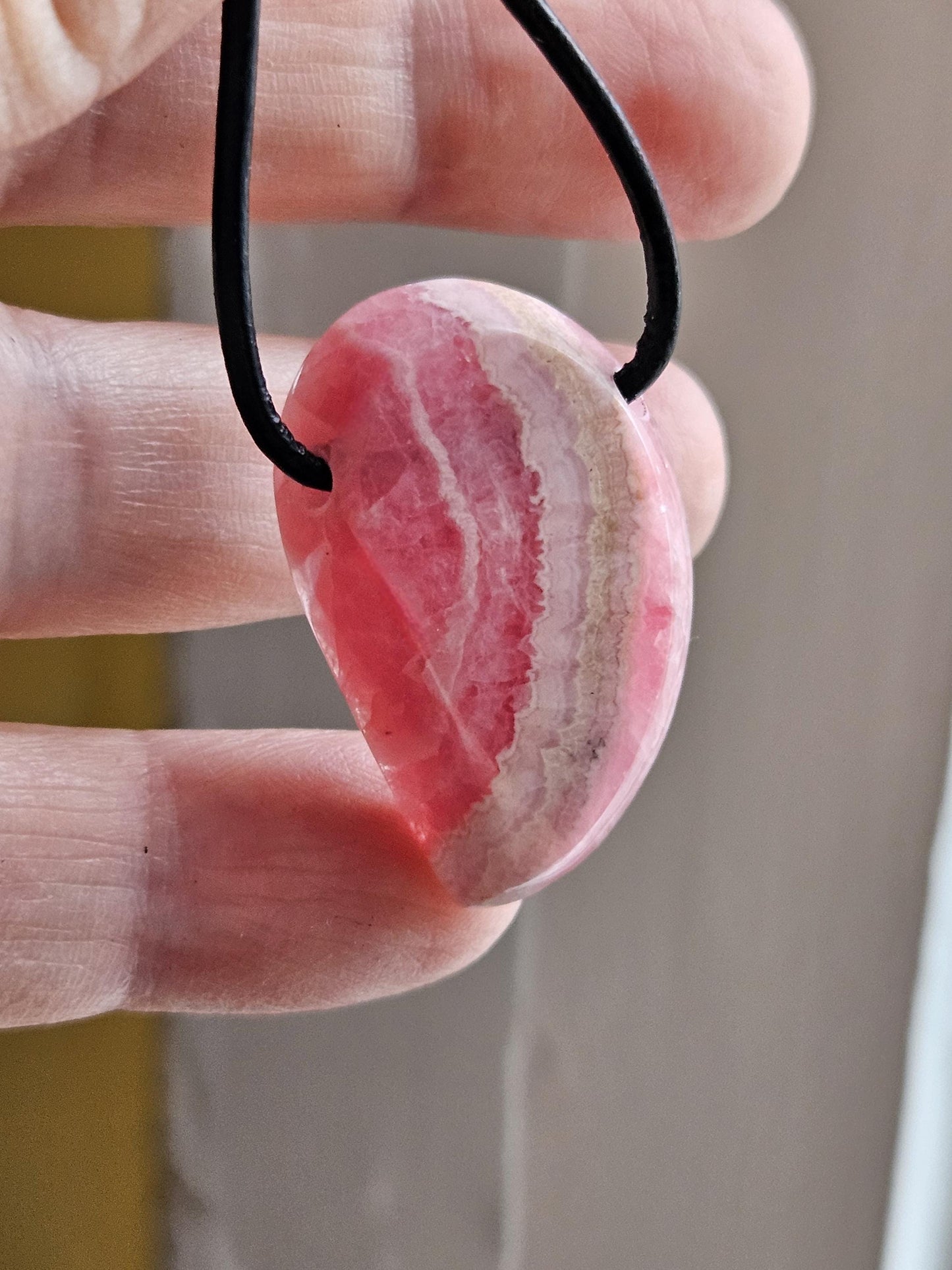 Hübscher Rhodochrosit Anhänger, 33 x 22 x 8 mm, gebohrt, an verstellbarem Lederband, Unikat Rhodochrosite