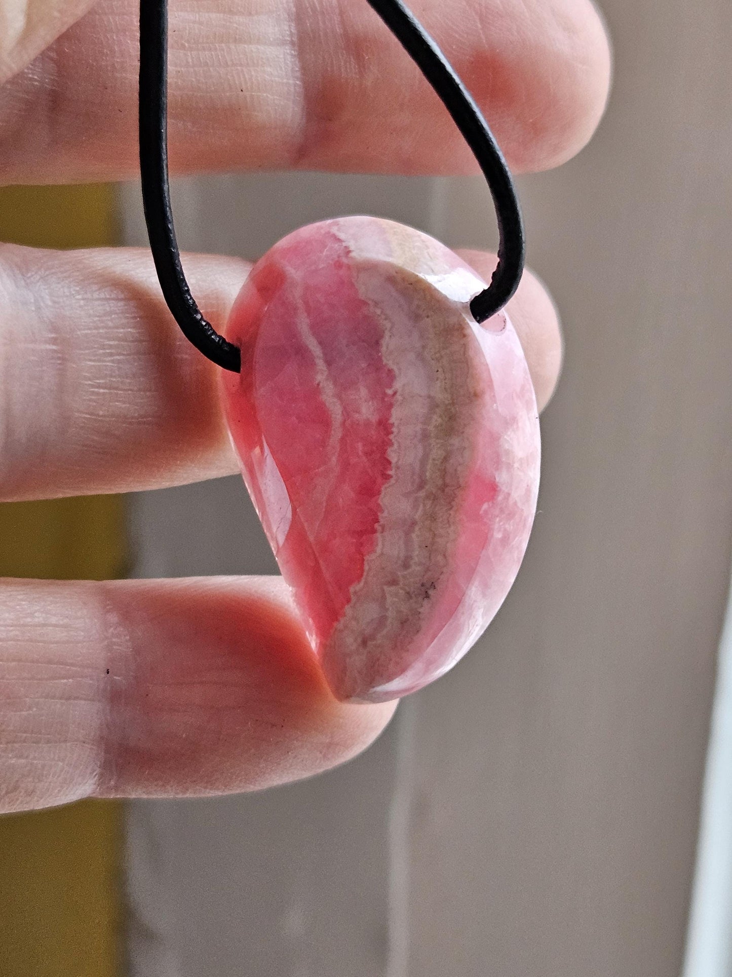 Großer Rhodochrosit Anhänger, 33 x 22 x 8 mm, gebohrt, an verstellbarem Lederband, Unikat Rhodochrosite