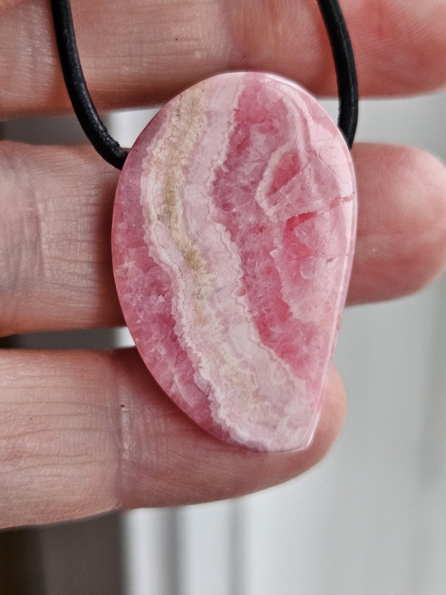 Hübscher Rhodochrosit Anhänger, 33 x 22 x 8 mm, gebohrt, an verstellbarem Lederband, Unikat Rhodochrosite
