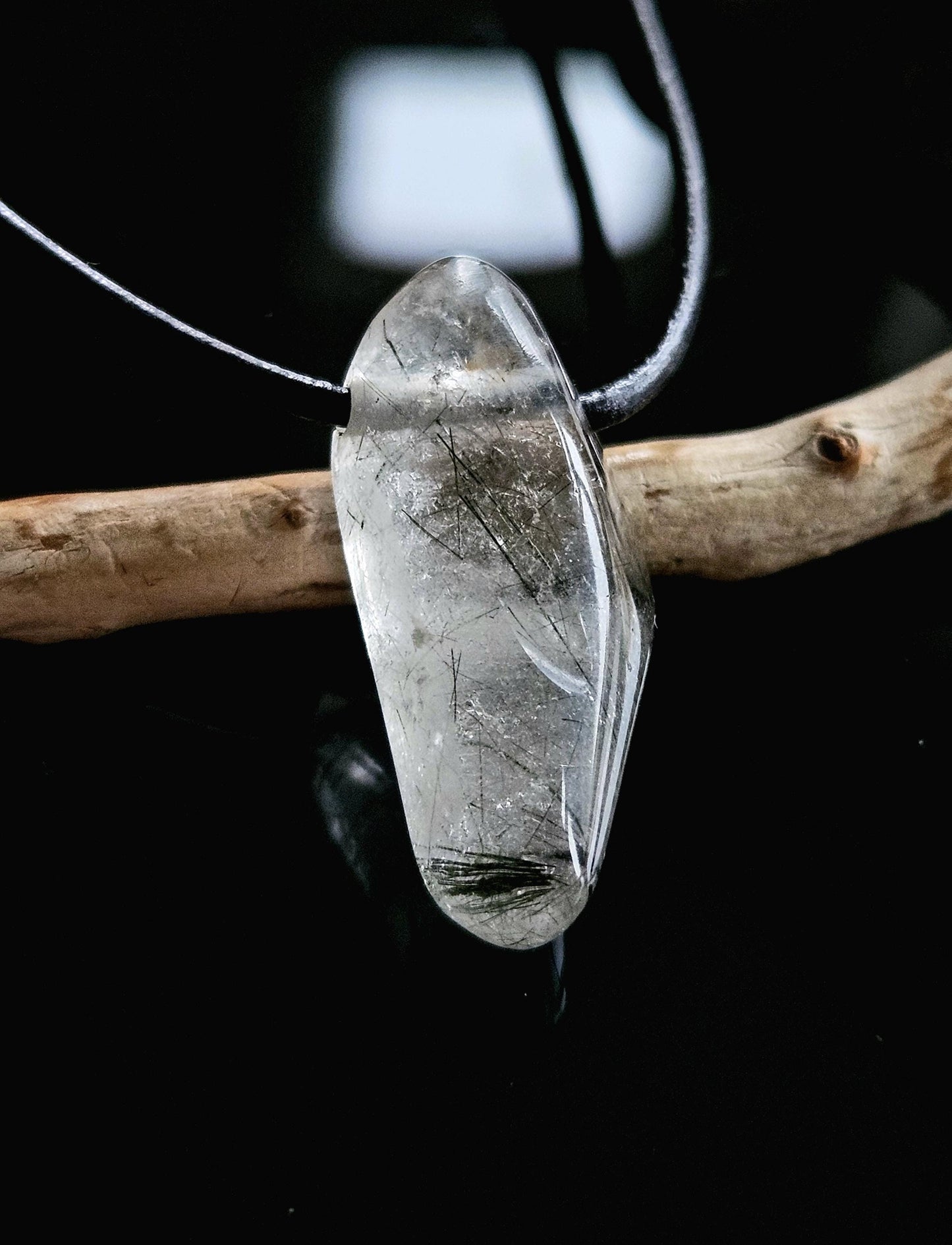 Aktinolith Rutil Quarz Grüner Rutilquarz Anhänger, 29 x 14 x 9 mm, gebohrt, an verstellbarem Lederband