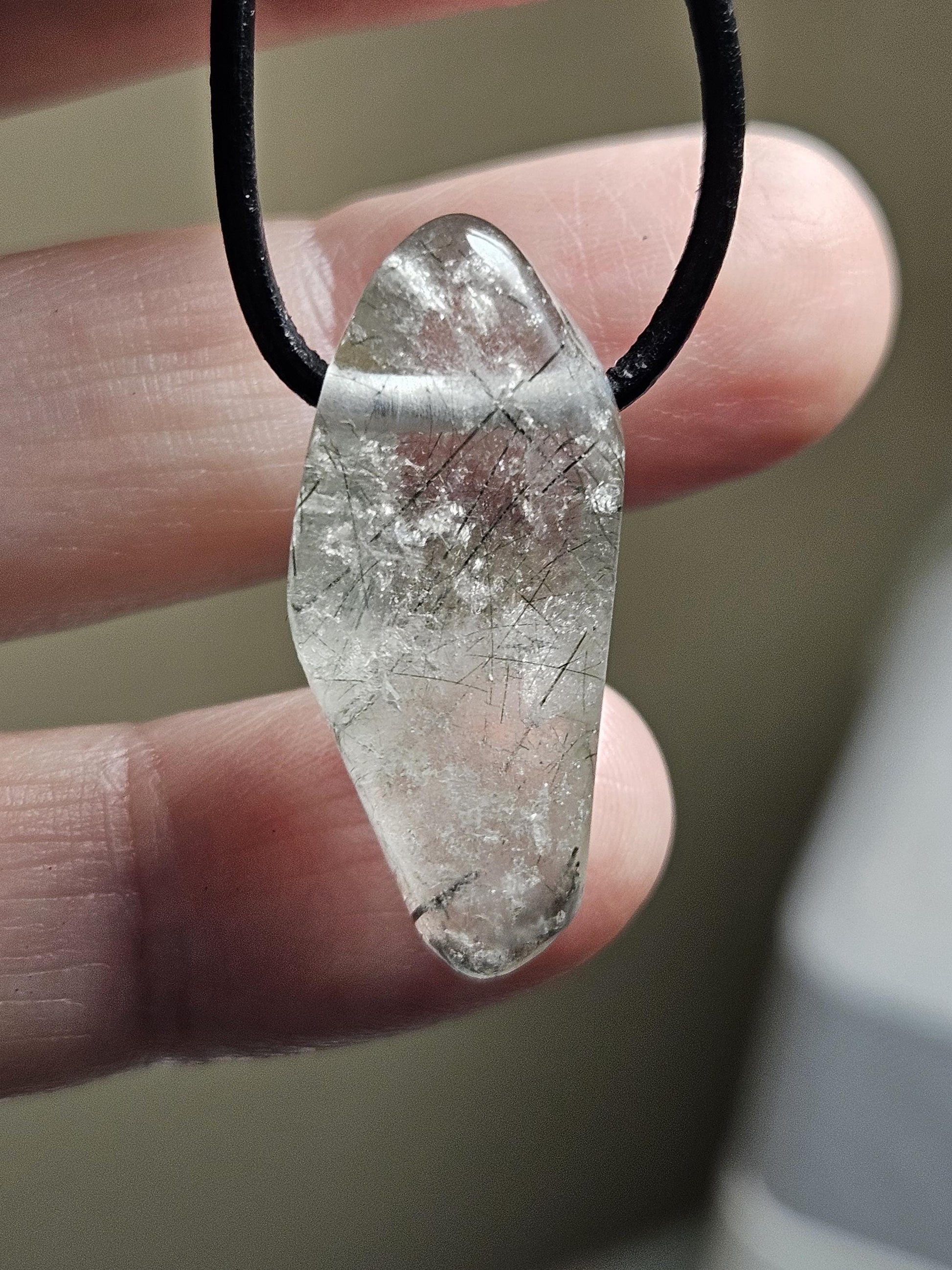 Aktinolith Rutil Quarz Grüner Rutilquarz Anhänger, 29 x 14 x 9 mm, gebohrt, an verstellbarem Lederband