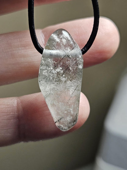 Aktinolith Rutil Quarz Grüner Rutilquarz Anhänger, 29 x 14 x 9 mm, gebohrt, an verstellbarem Lederband
