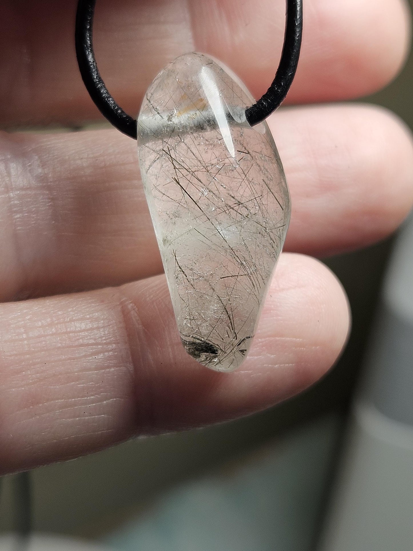 Aktinolith Rutil Quarz Grüner Rutilquarz Anhänger, 29 x 14 x 9 mm, gebohrt, an verstellbarem Lederband