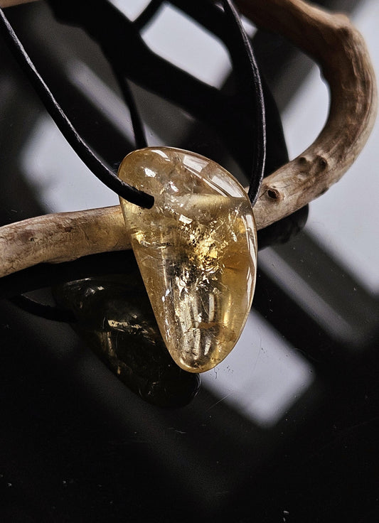 Golden Healer, Bergkristall mit Citrin, 29 x 15 x 12 mm, gebohrt, an verstellbarem Lederband