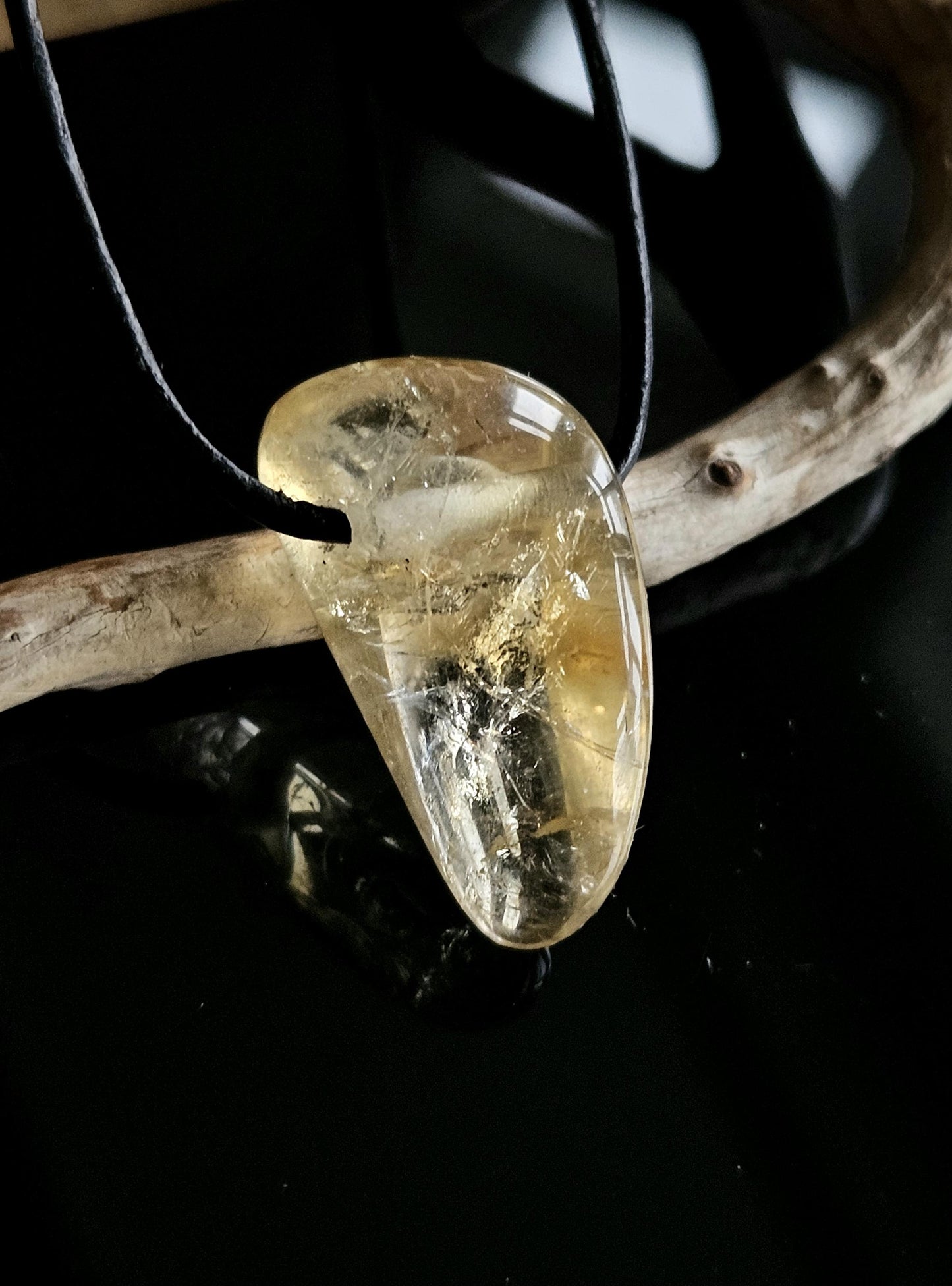 Golden Healer, Bergkristall mit Citrin, 29 x 15 x 12 mm, gebohrt, an verstellbarem Lederband