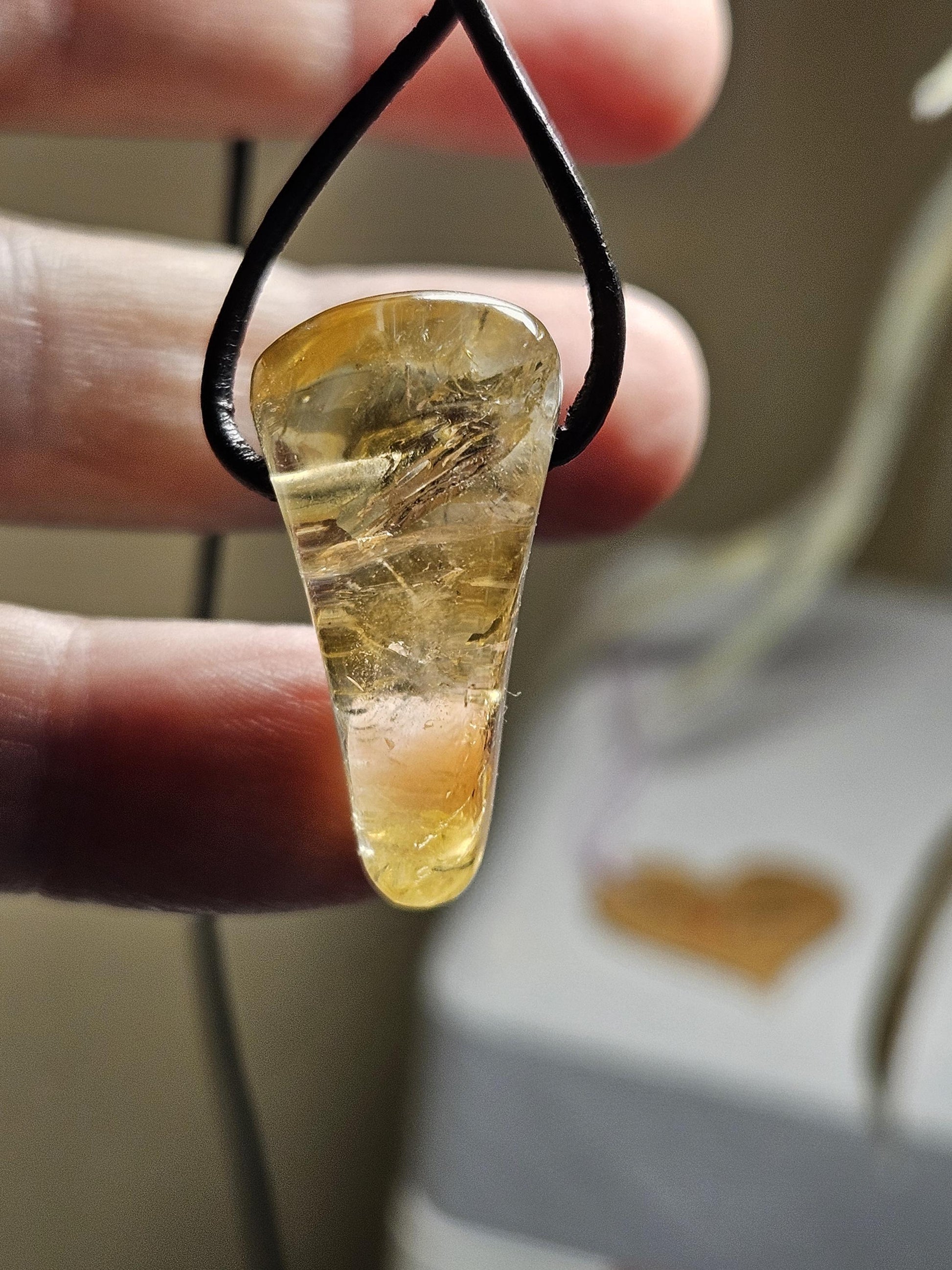 Golden Healer, Bergkristall mit Citrin, 29 x 15 x 12 mm, gebohrt, an verstellbarem Lederband