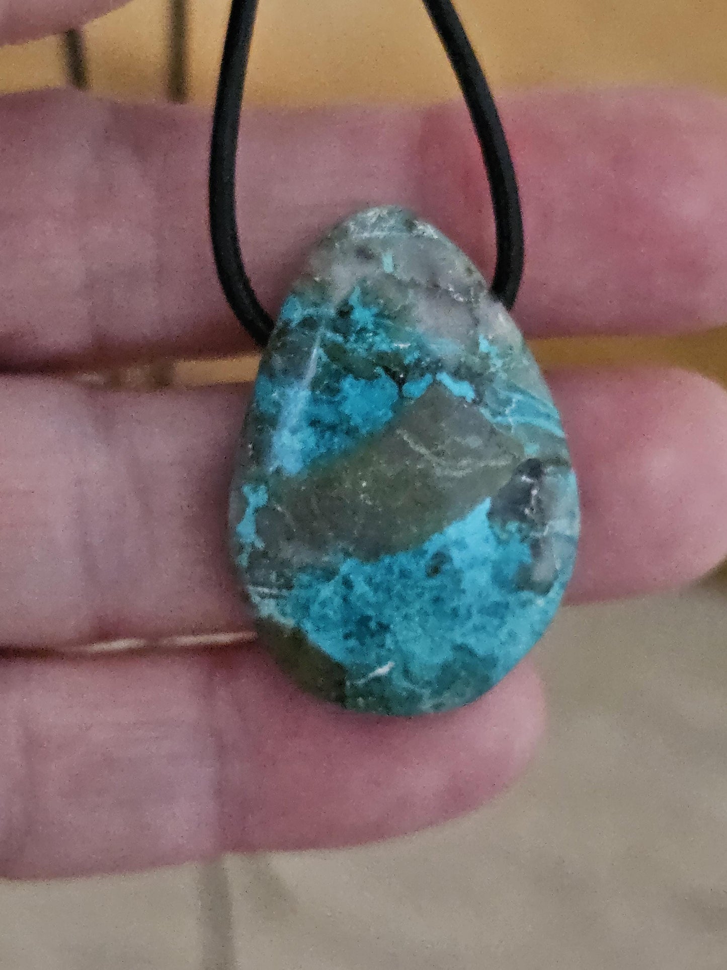 Chrysokoll Shattuckit , Anhänger, Chrysocolla, 32 x 22 x 9 mm, gebohrt, an verstellbarem Lederband