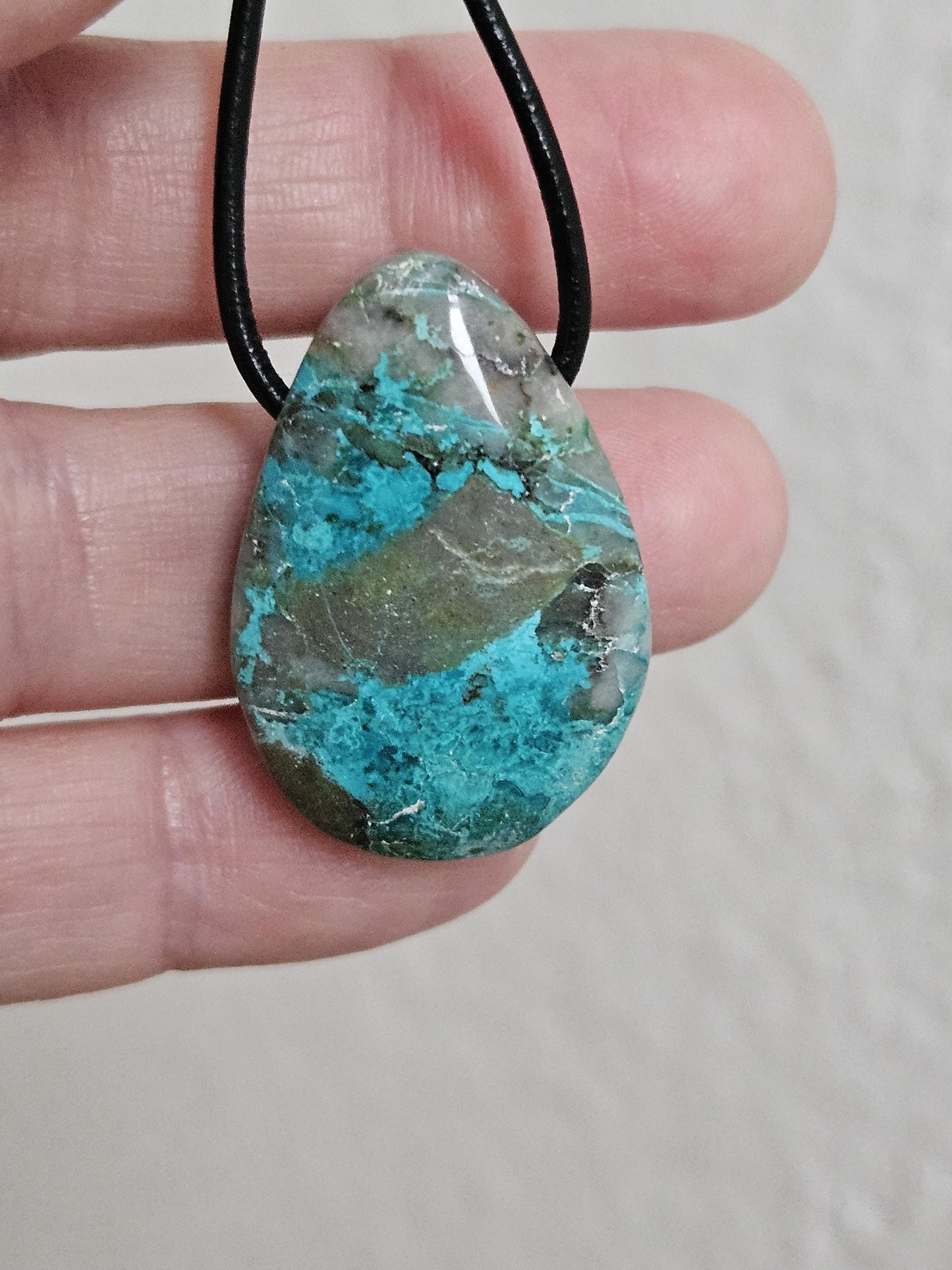 Chrysokoll Shattuckit , Anhänger, Chrysocolla, 32 x 22 x 9 mm, gebohrt, an verstellbarem Lederband