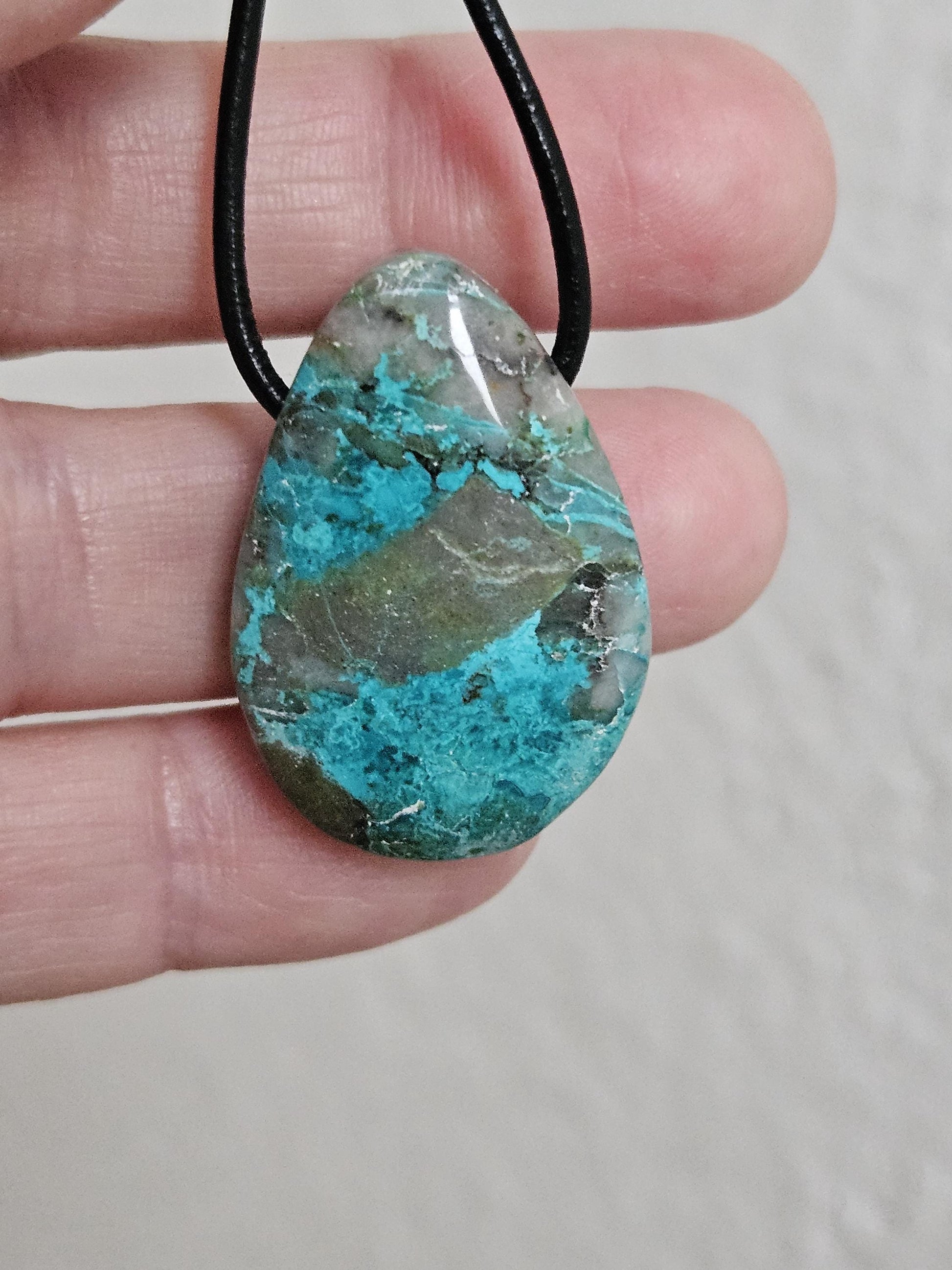 Chrysokoll Shattuckit , Anhänger, Chrysocolla, 32 x 22 x 9 mm, gebohrt, an verstellbarem Lederband