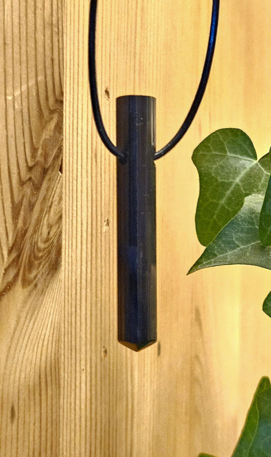 Grosser schwarzer Turmalin Schörl, roh belassen, Oberkante geschliffen, 53 x 9 x 8 mm, gebohrt, an verstellbarem Lederband