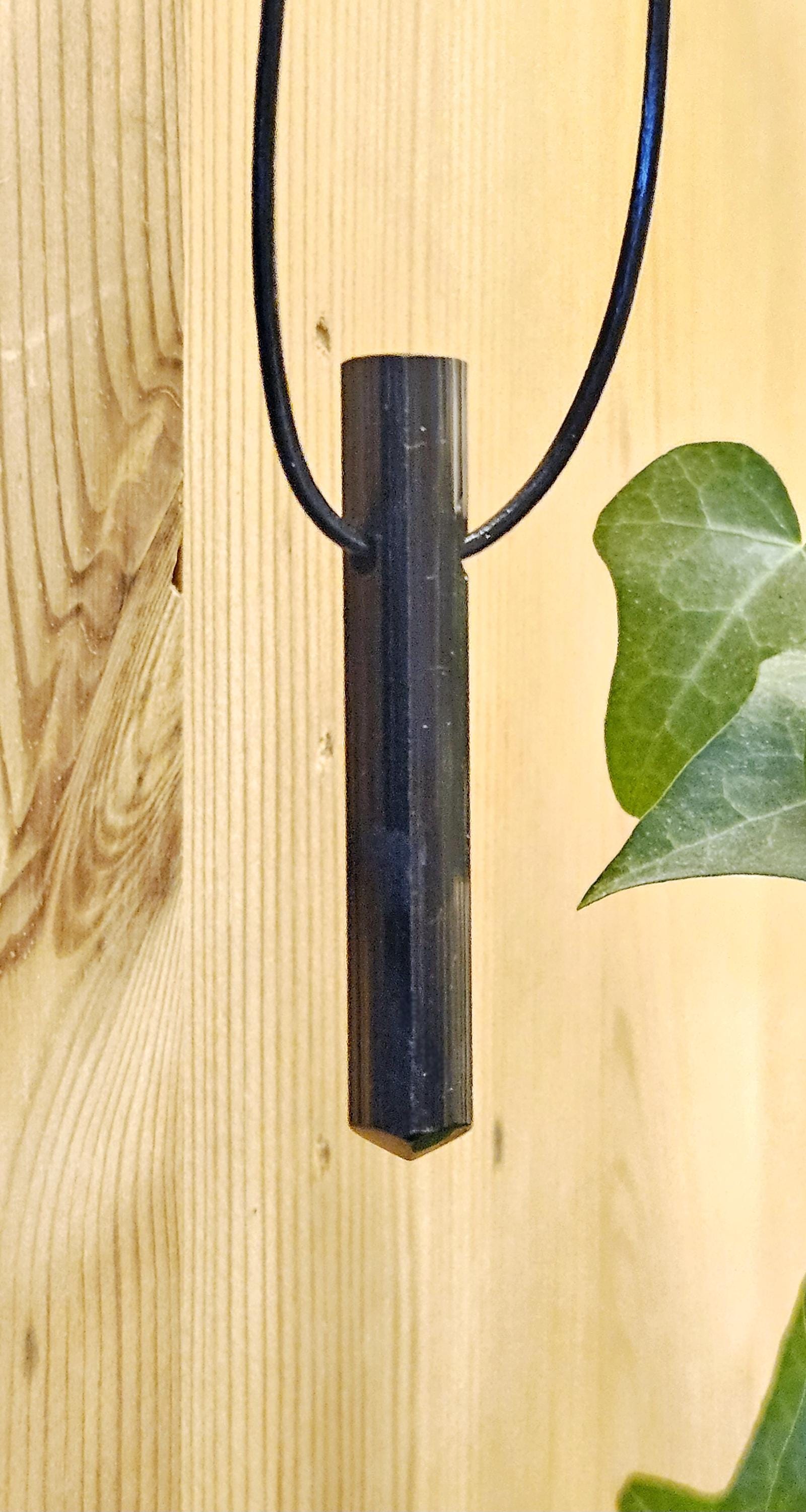 Grosser schwarzer Turmalin Schörl, roh belassen, Oberkante geschliffen, 53 x 9 x 8 mm, gebohrt, an verstellbarem Lederband