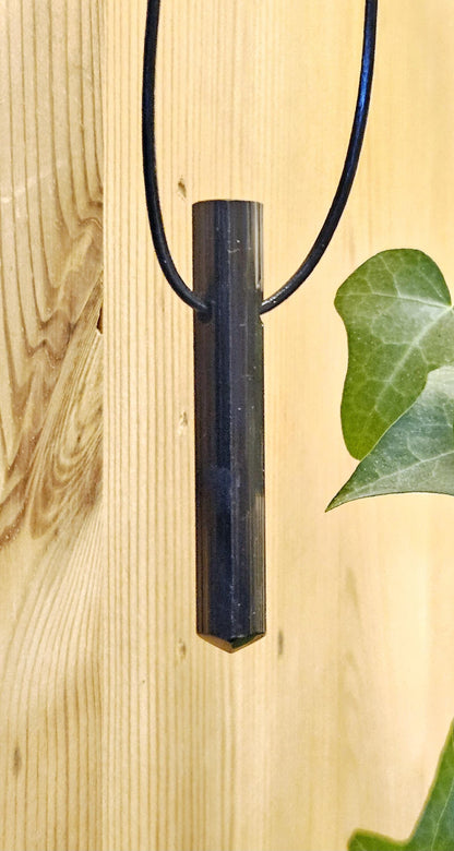 Grosser schwarzer Turmalin Schörl, roh belassen, Oberkante geschliffen, 53 x 9 x 8 mm, gebohrt, an verstellbarem Lederband