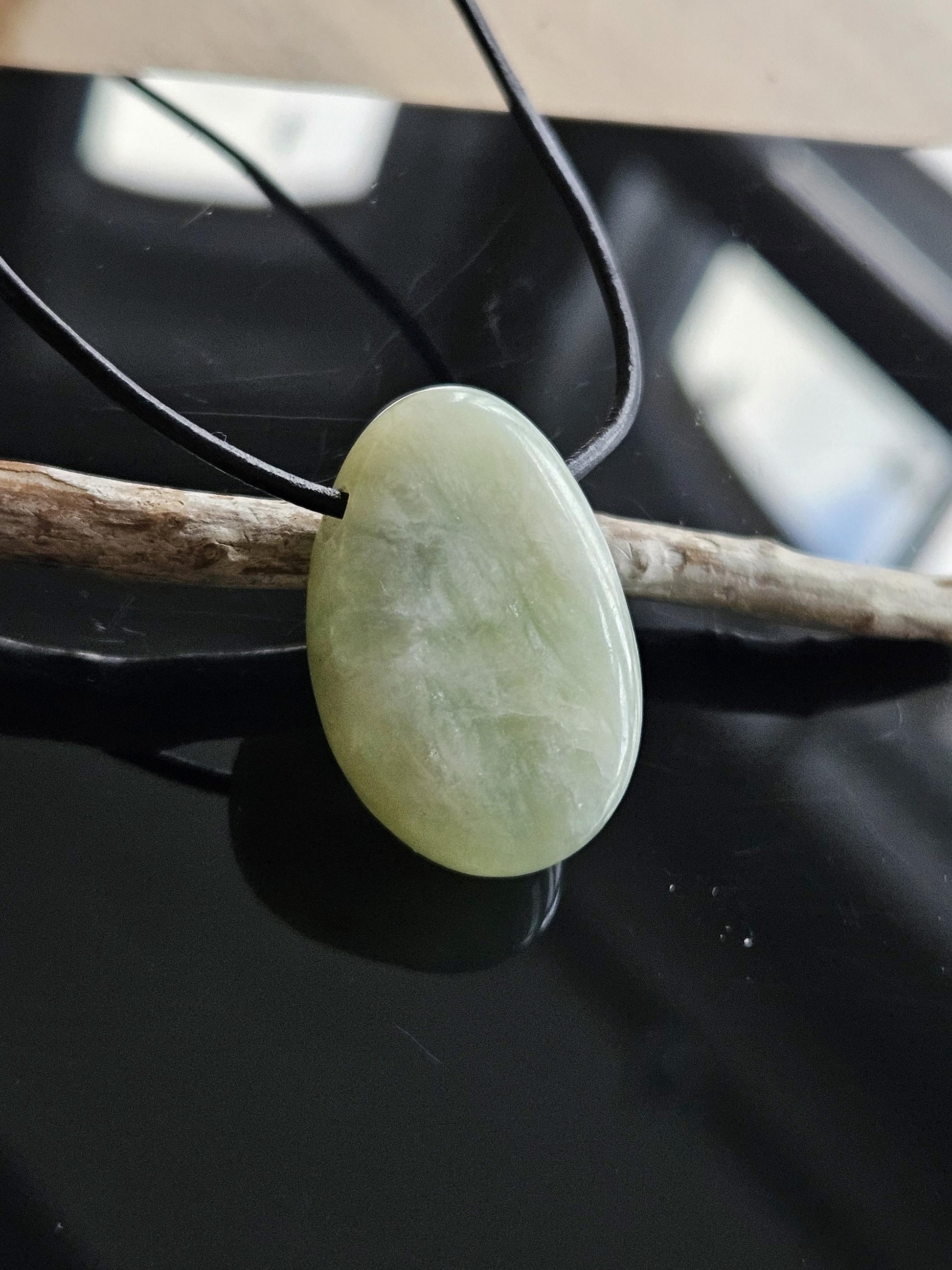 Jade Burma Jade China Jade, Serpentin Anhänger, 30 x 21 x 10 mm, an verstellbarem Lederband