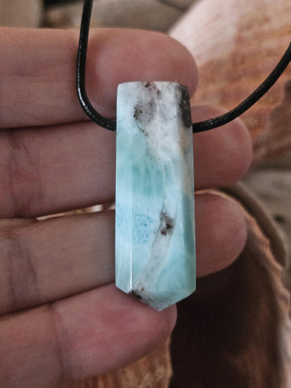 Feiner Larimar, Atlantis Stein Anhänger, 39 x 14 x 10 mm, gebohrt, Larimar Anhänger, gebohrt, an verstellbarem Lederband