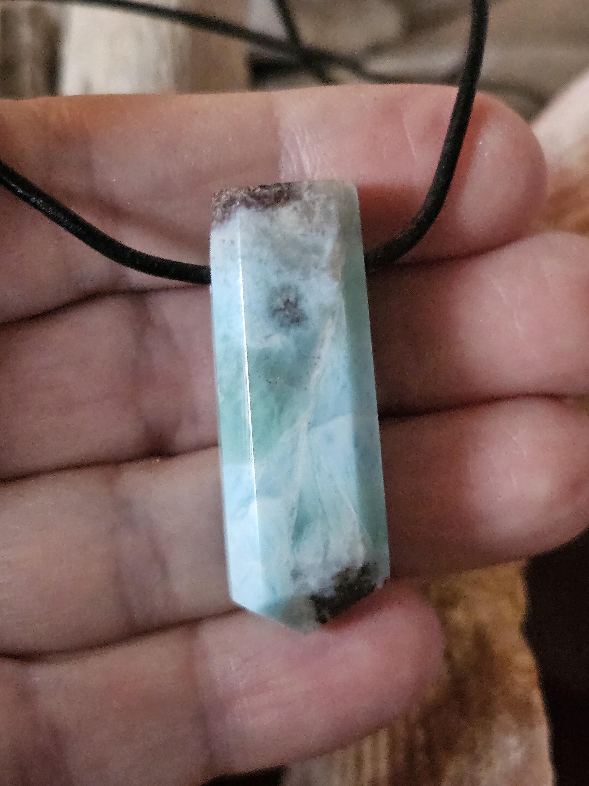 Feiner Larimar, Atlantis Stein Anhänger, 39 x 14 x 10 mm, gebohrt, Larimar Anhänger, gebohrt, an verstellbarem Lederband