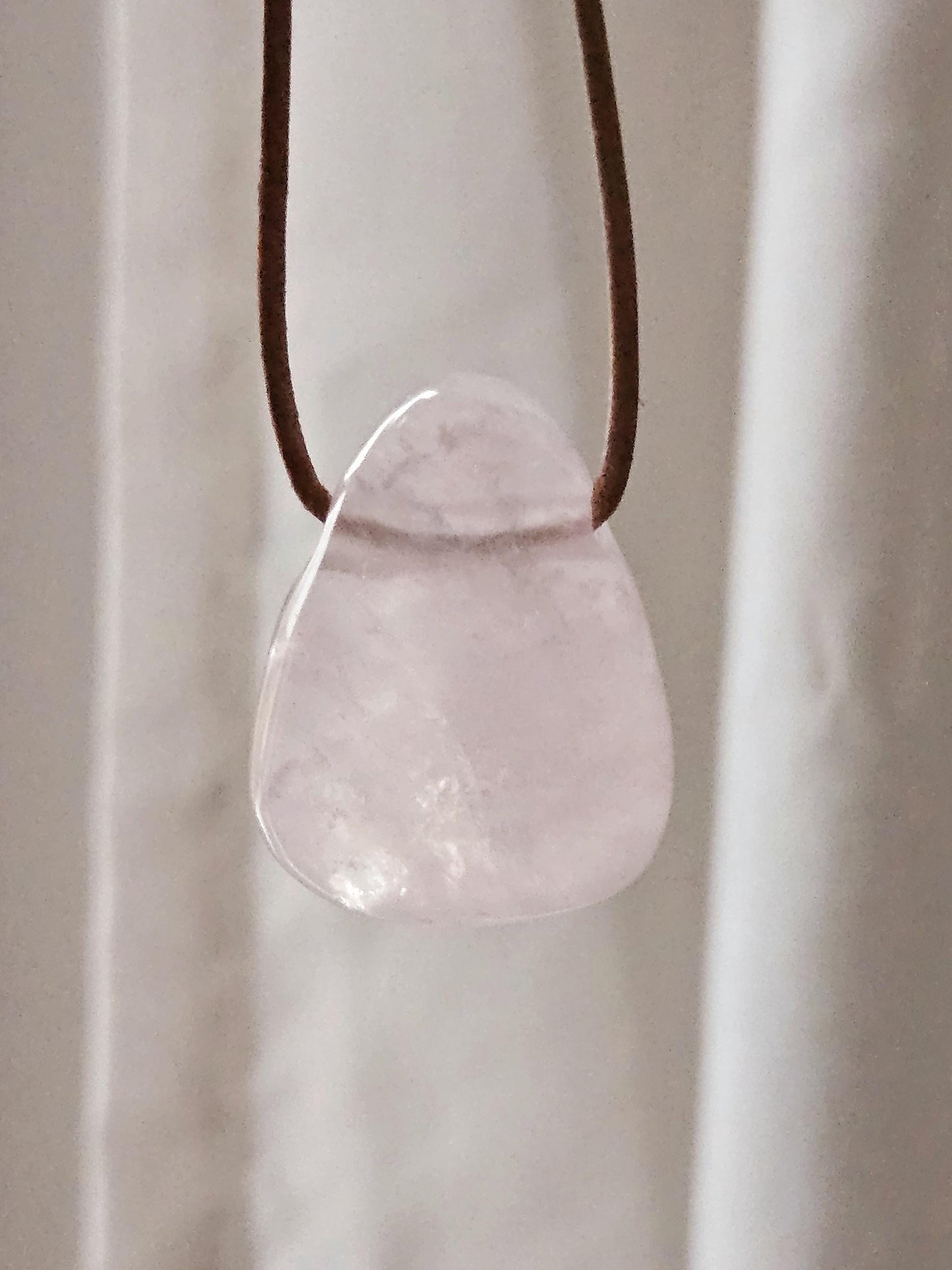Rosenquarz Anhänger, 33 x 25 x 11 mm, gebohrt, an verstellbarem Lederband