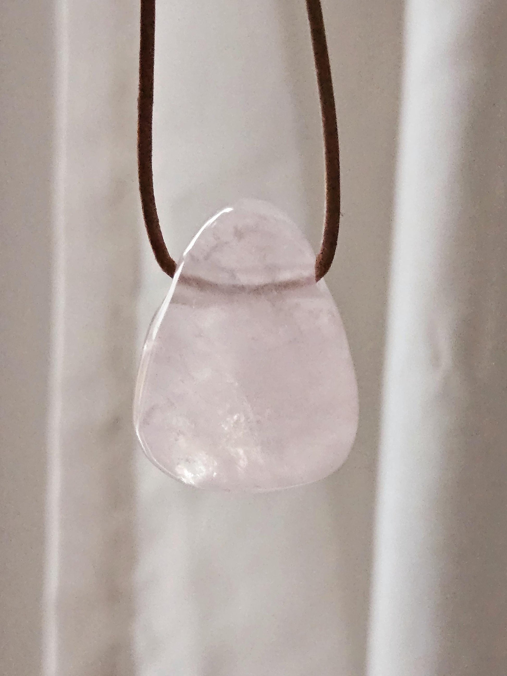 Rosenquarz Anhänger, 33 x 25 x 11 mm, gebohrt, an verstellbarem Lederband