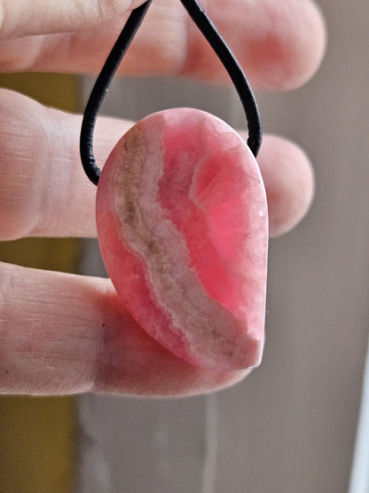 Hübscher Rhodochrosit Anhänger, 33 x 22 x 8 mm, gebohrt, an verstellbarem Lederband, Unikat Rhodochrosite