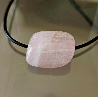 Kunzit Kristall, Anhänger, 22 x 25 x 10 mm, gebohrt, am Lederband