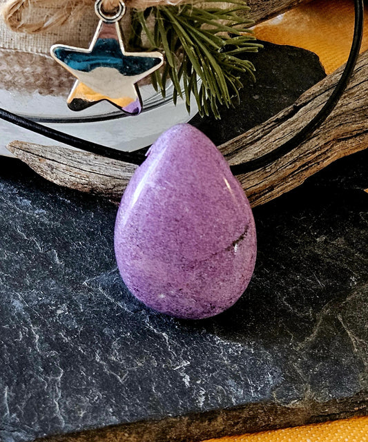 seltener Stichtit, 30 x 25 x 10 mm, gebohrt, am Lederband
