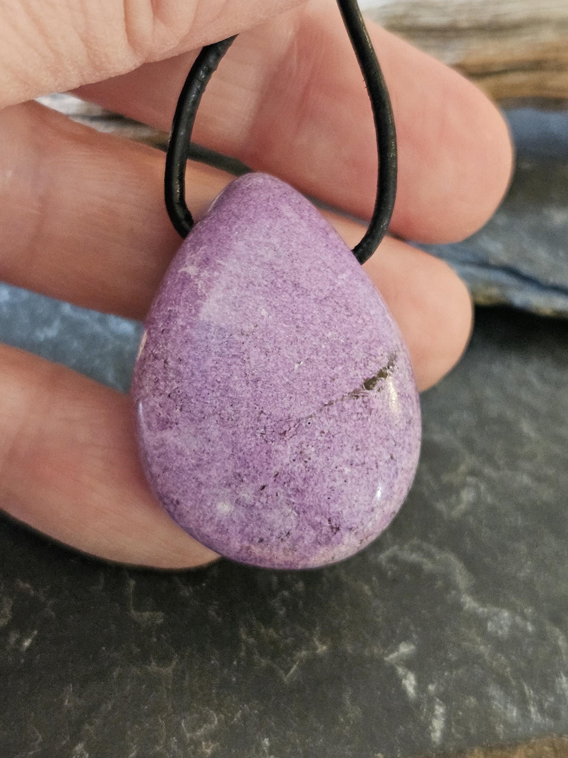 seltener Stichtit, 30 x 25 x 10 mm, gebohrt, am Lederband