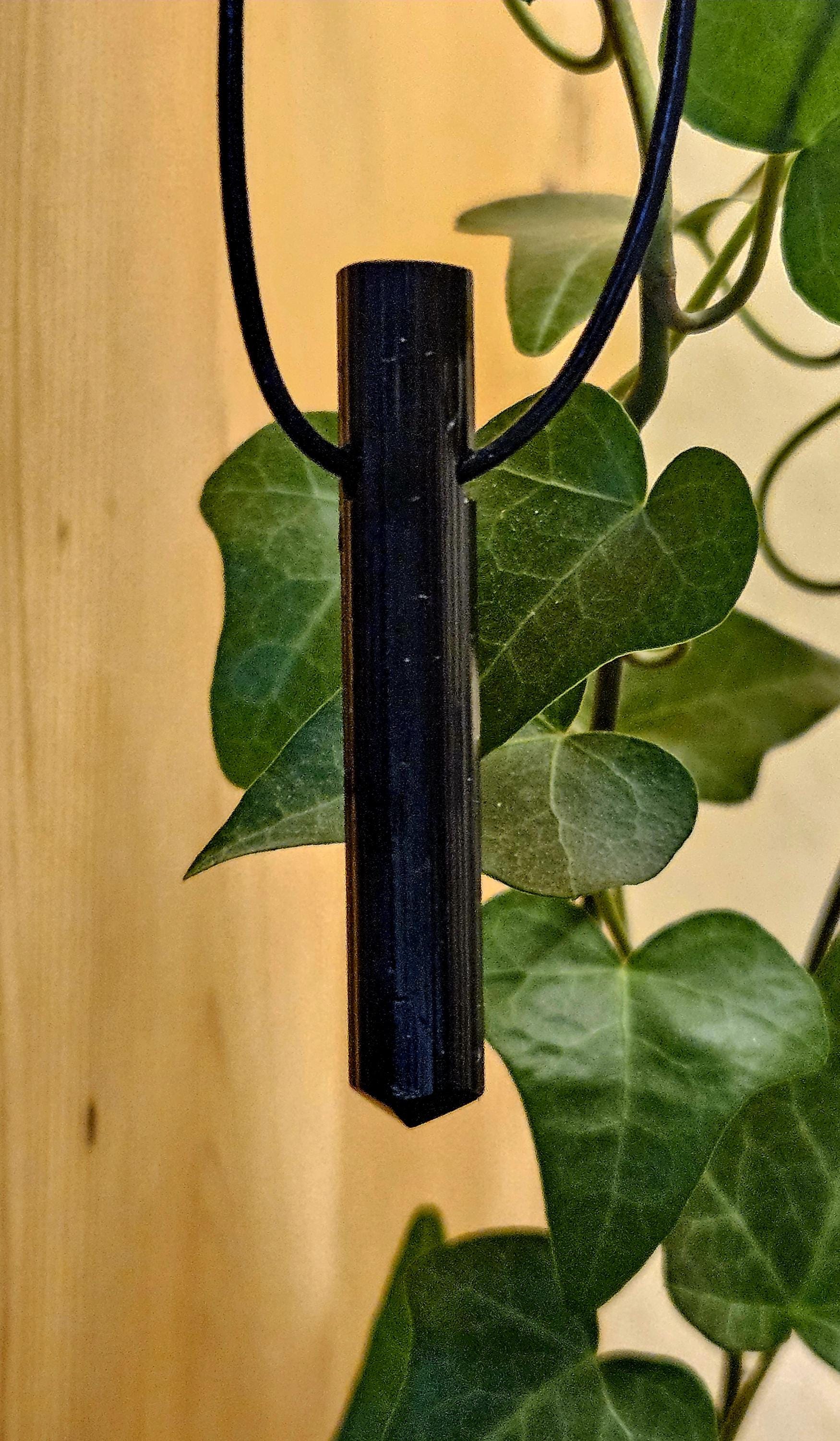 Grosser schwarzer Turmalin Schörl, roh belassen, Oberkante geschliffen, 53 x 9 x 8 mm, gebohrt, an verstellbarem Lederband