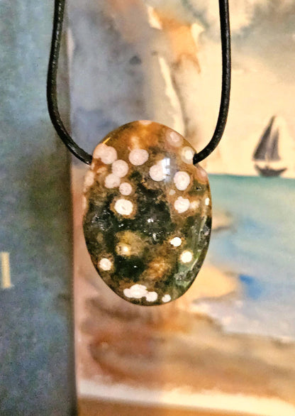 Ozean Jaspis Ocean Jaspis ocean jasper, Anhänger, 30 x 24 x 5 mm, gebohrt an verstellbarem Lederband