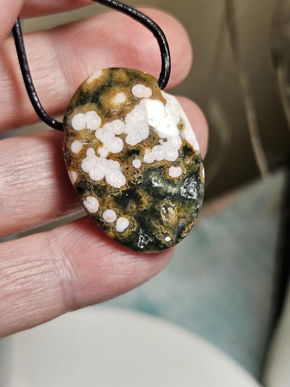 Ozean Jaspis Ocean Jaspis ocean jasper, Anhänger, 30 x 24 x 5 mm, gebohrt an verstellbarem Lederband