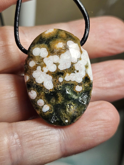 Ozean Jaspis Ocean Jaspis ocean jasper, Anhänger, 30 x 24 x 5 mm, gebohrt an verstellbarem Lederband
