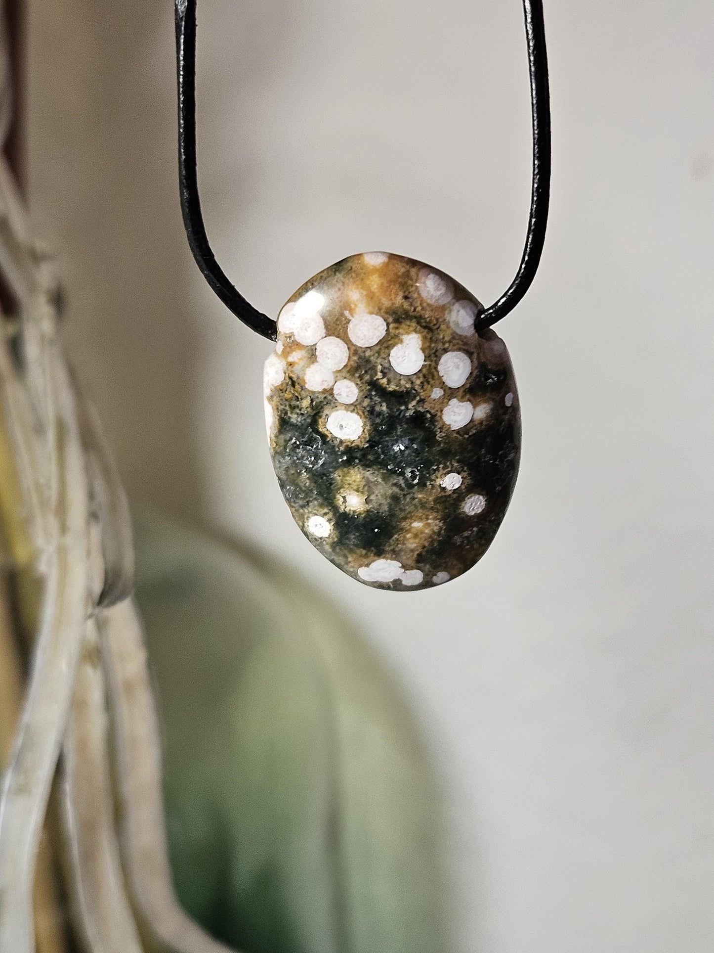 Ozean Jaspis Ocean Jaspis ocean jasper, Anhänger, 30 x 24 x 5 mm, gebohrt an verstellbarem Lederband