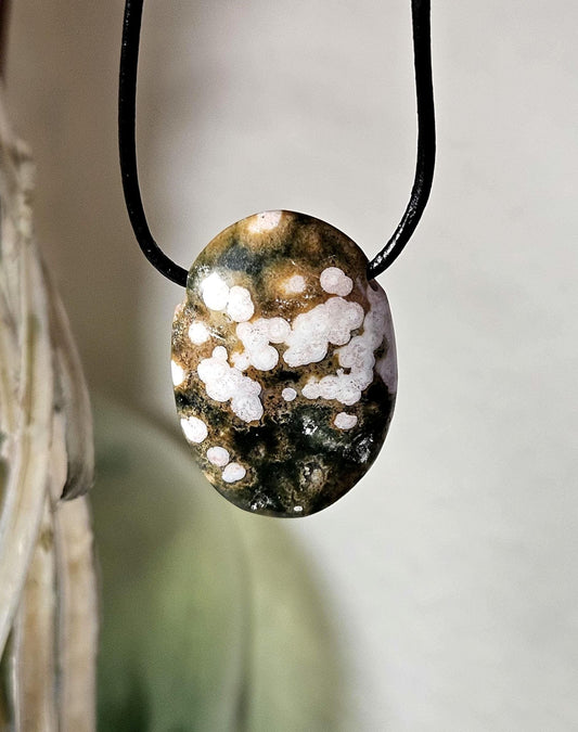 Ozean Jaspis Ocean Jaspis ocean jasper, Anhänger, 30 x 24 x 5 mm, gebohrt an verstellbarem Lederband