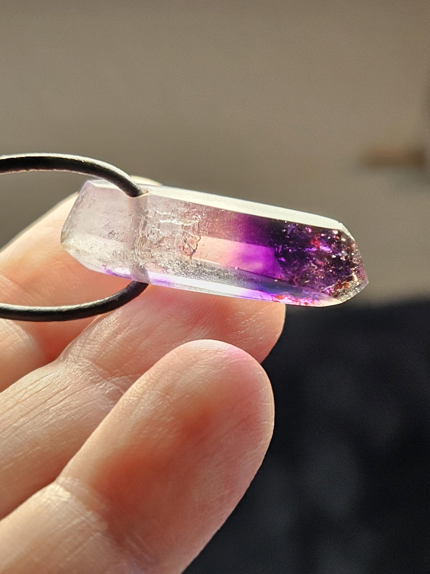 Kostbarer magischer Brandberg Amethyst Kristall Spitze Anhänger, 33 x 13 x 18 mm, an verstellbarem Lederband