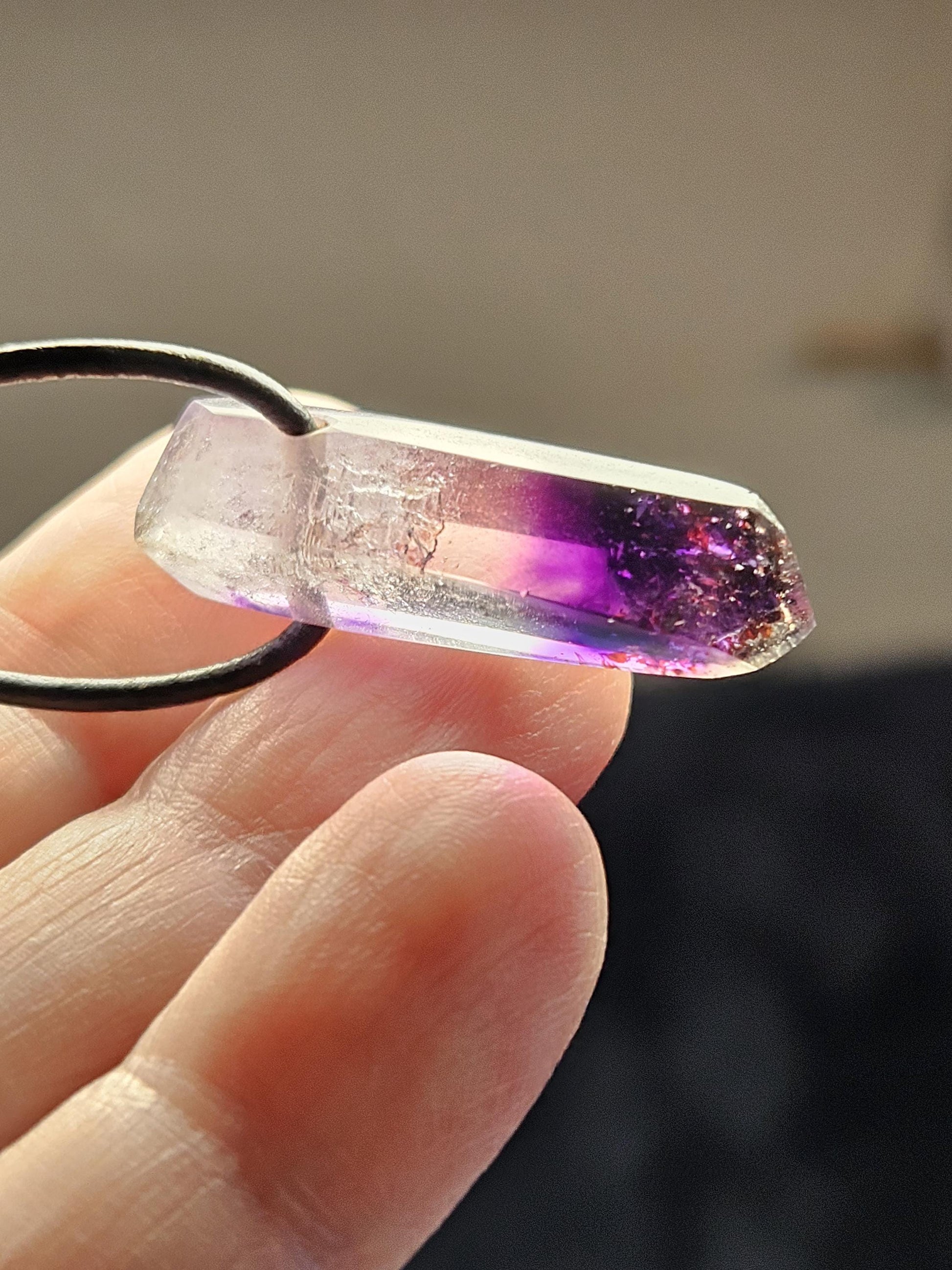 Kostbarer magischer Brandberg Amethyst Kristall Spitze Anhänger, 33 x 13 x 18 mm, an verstellbarem Lederband