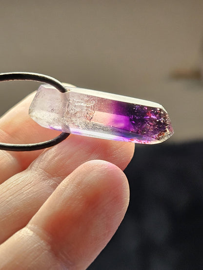 Kostbarer magischer Brandberg Amethyst Kristall Spitze Anhänger, 33 x 13 x 18 mm, an verstellbarem Lederband