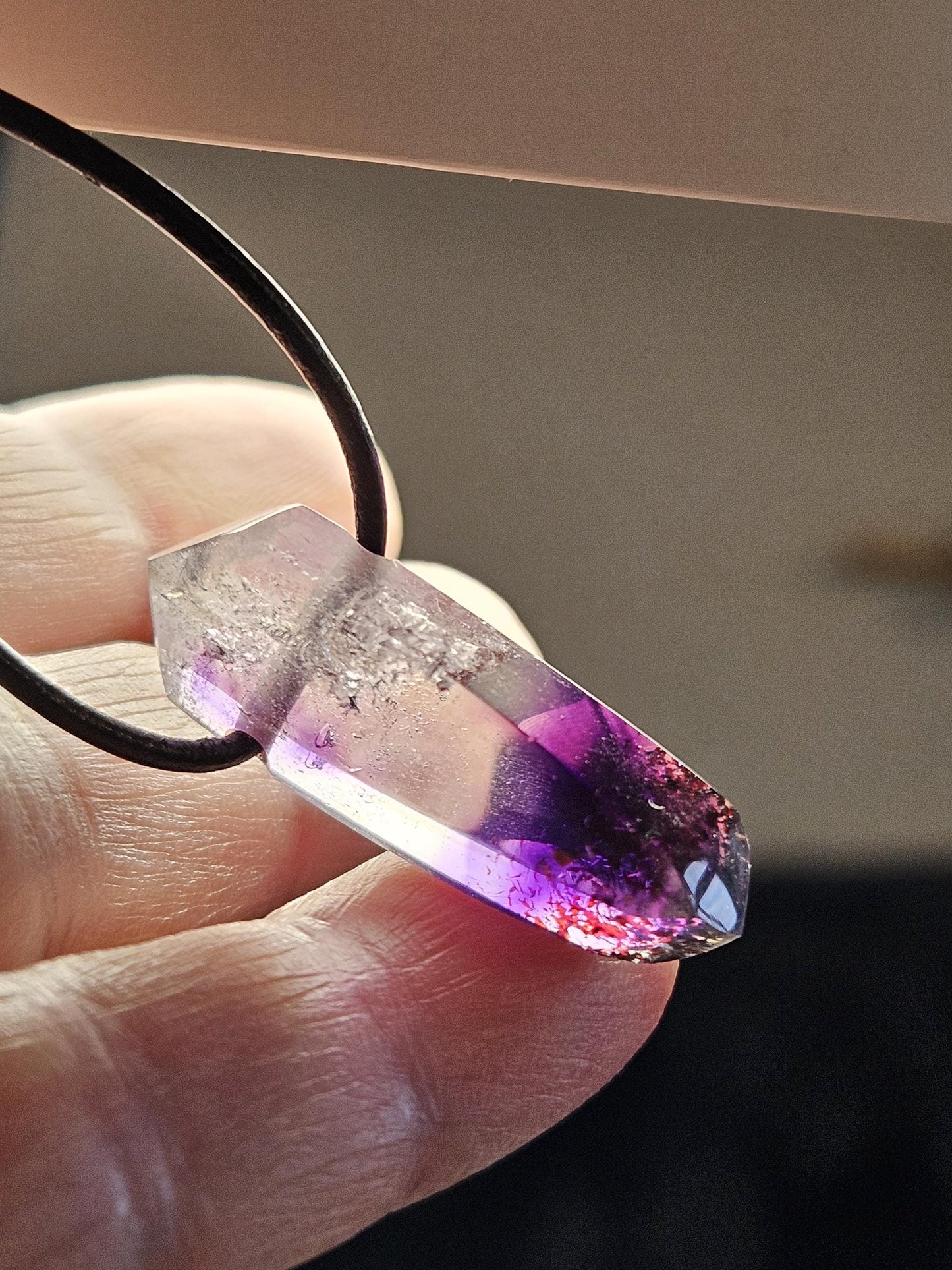 Kostbarer magischer Brandberg Amethyst Kristall Spitze Anhänger, 33 x 13 x 18 mm, an verstellbarem Lederband