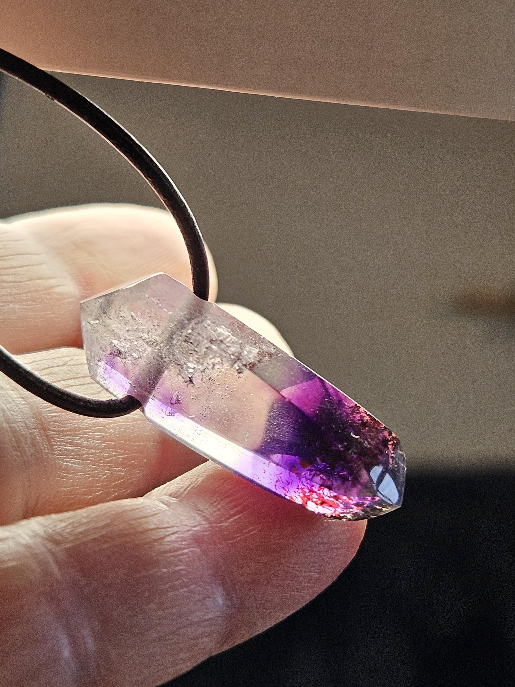 Kostbarer magischer Brandberg Amethyst Kristall Spitze Anhänger, 33 x 13 x 18 mm, an verstellbarem Lederband