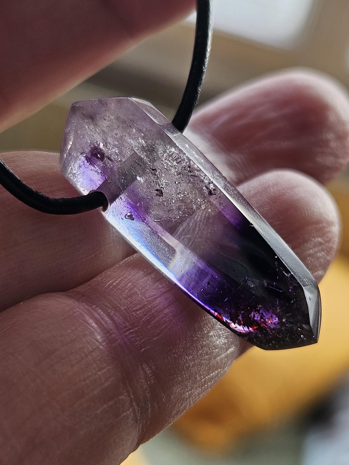 Kostbarer magischer Brandberg Amethyst Kristall Spitze Anhänger, 33 x 13 x 18 mm, an verstellbarem Lederband