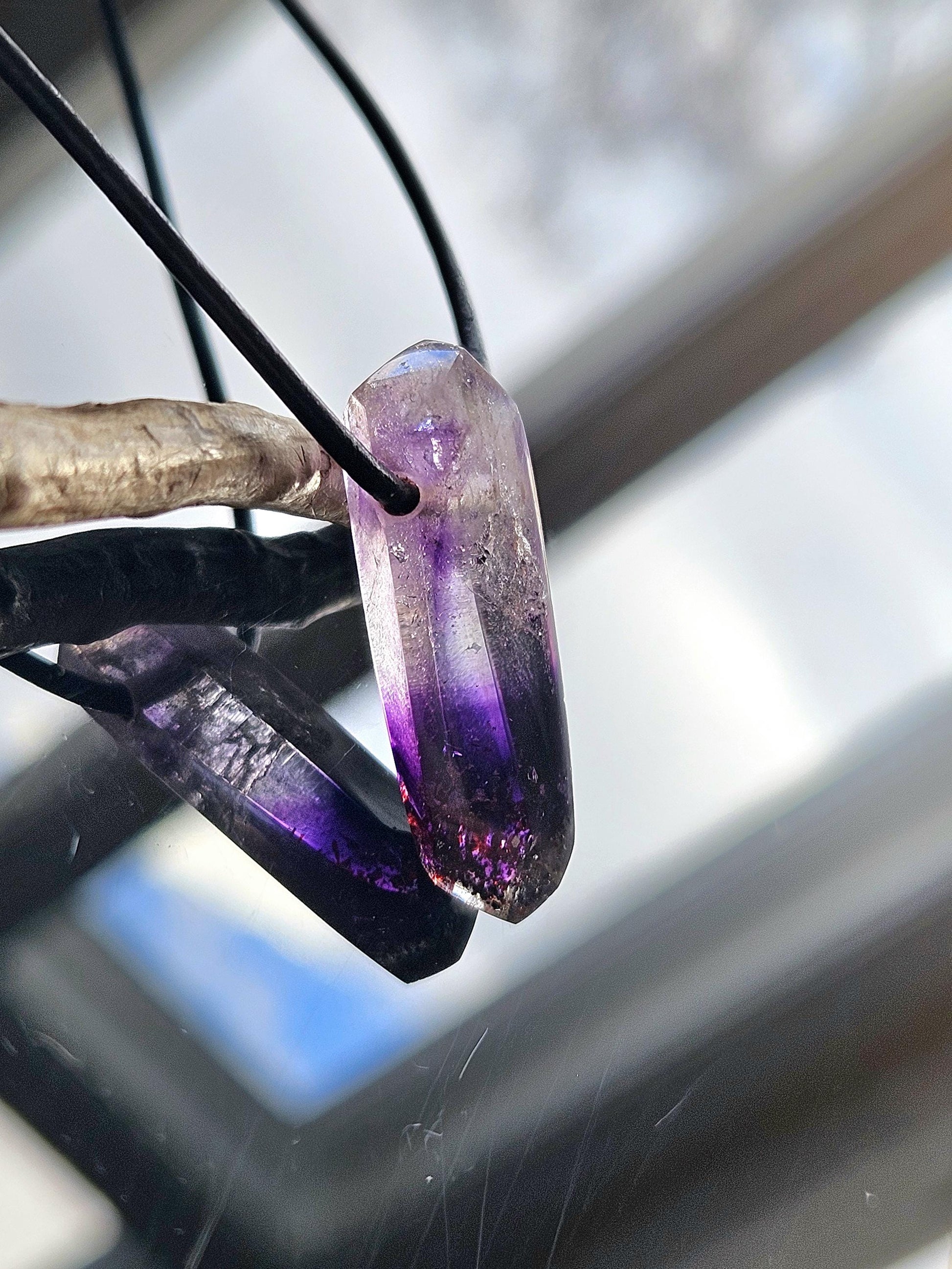 Kostbarer magischer Brandberg Amethyst Kristall Spitze Anhänger, 33 x 13 x 18 mm, an verstellbarem Lederband