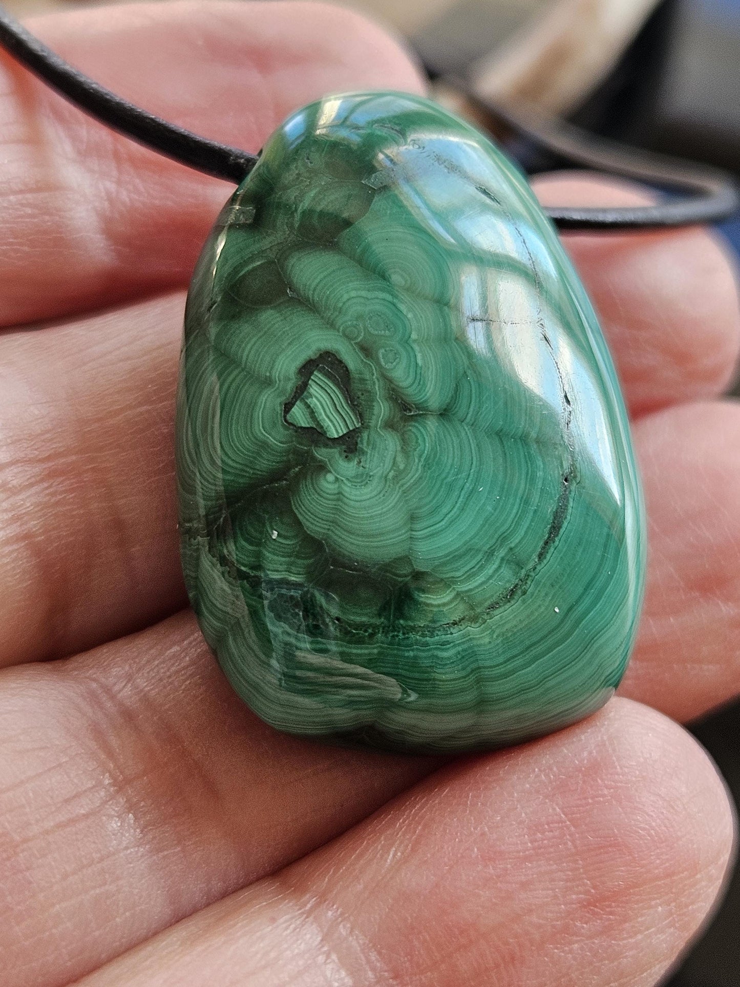 Malachit Anhänger, gebohrt, am Lederband, 34 x 24 x 11 mm, gebohrt, an verstellbarem Lederband