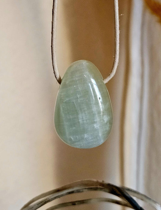 Pistazien Kristall, Pistazien Karibik Caribian Calcit, Anhänger, 32 x 20 x 12 mm, gebohrt, am Lederband