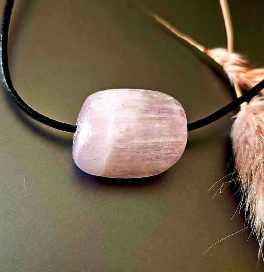 Kunzit Kristall, Anhänger, 22 x 25 x 10 mm, gebohrt, am Lederband